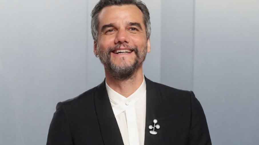 O ator apostou em um smoking preto clássico 