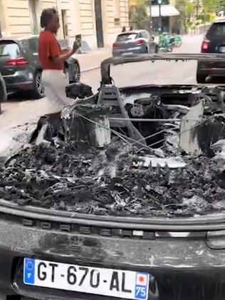 veículos incendiados em Paris após ataques de vandalismo