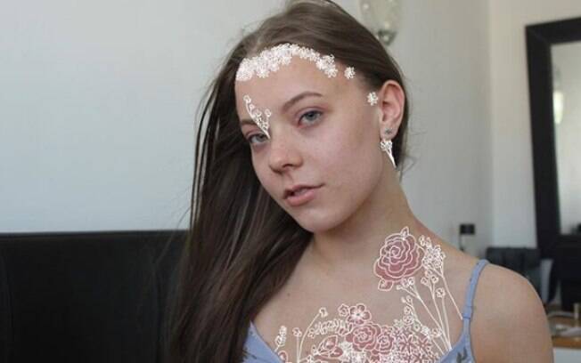 A jovem faz desenhos sobre as manchas na pele para abordar o fato de aceitar a própria aparência nas redes sociais