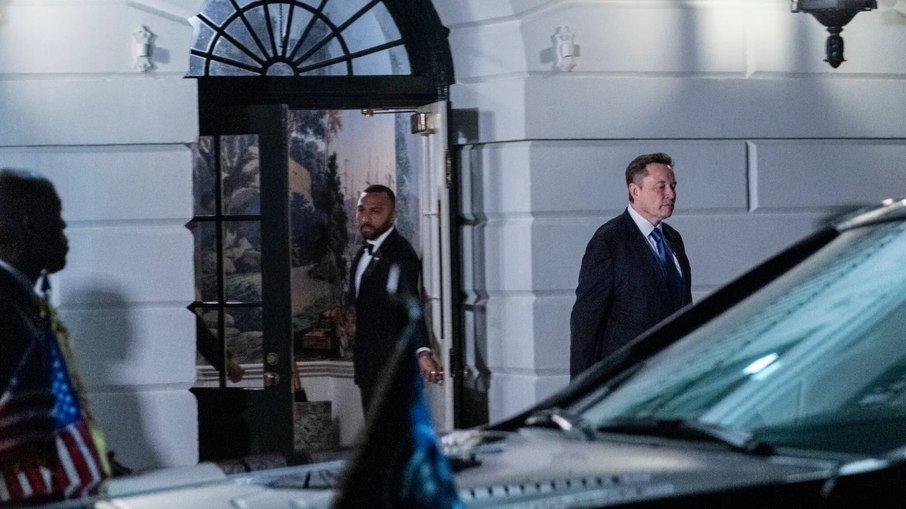 Elon Musk saindo da reunião no Salão Oval