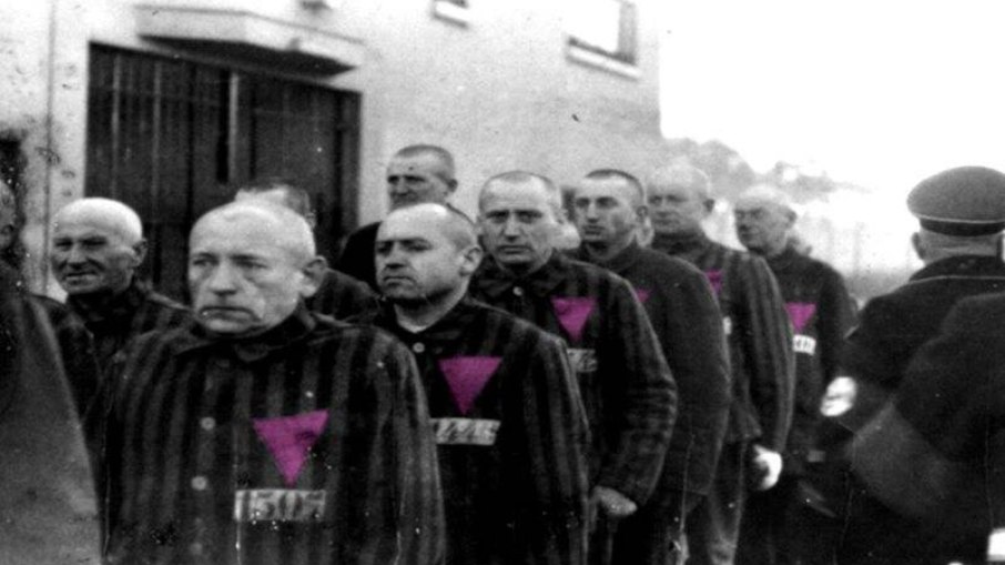 Nos campos de concentração, os homossexuais eram identificados pelo triângulo rosa; mulheres lésbicas usavam o triângulo preto, que as identificava como 