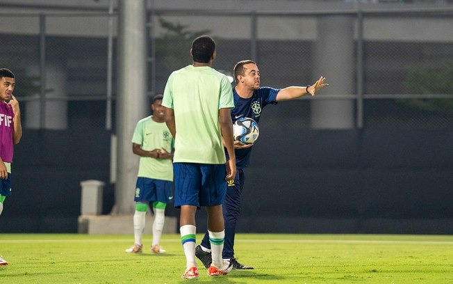 Phelipe Leal dá as instruções durante o último treino do Brasil antes do duelo contra a Argentina, pelas quartas do Mundial Sub-17