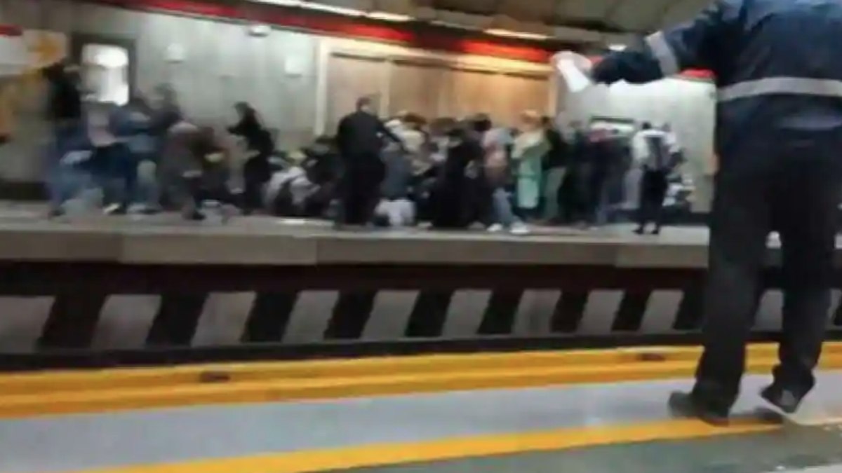 Manifestantes iranianos são agredidos por policiais em estação de metrô