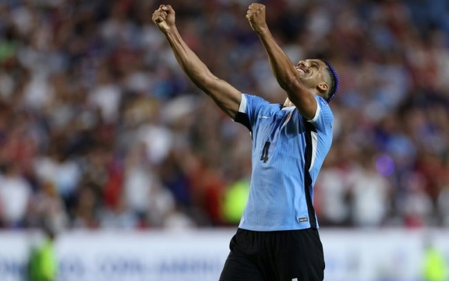 Ronald Araújo comemora a vitória do Uruguai sobre os Estados Unidos por 1 a 0 no Grupo C da Copa América