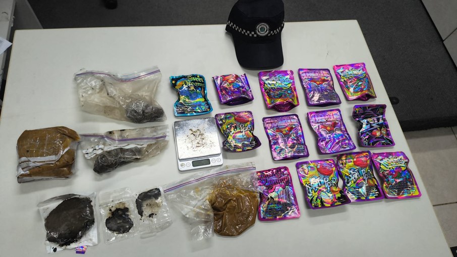 Os agentes localizaram 20 embalagens a vácuo de maconha pronta para comercialização