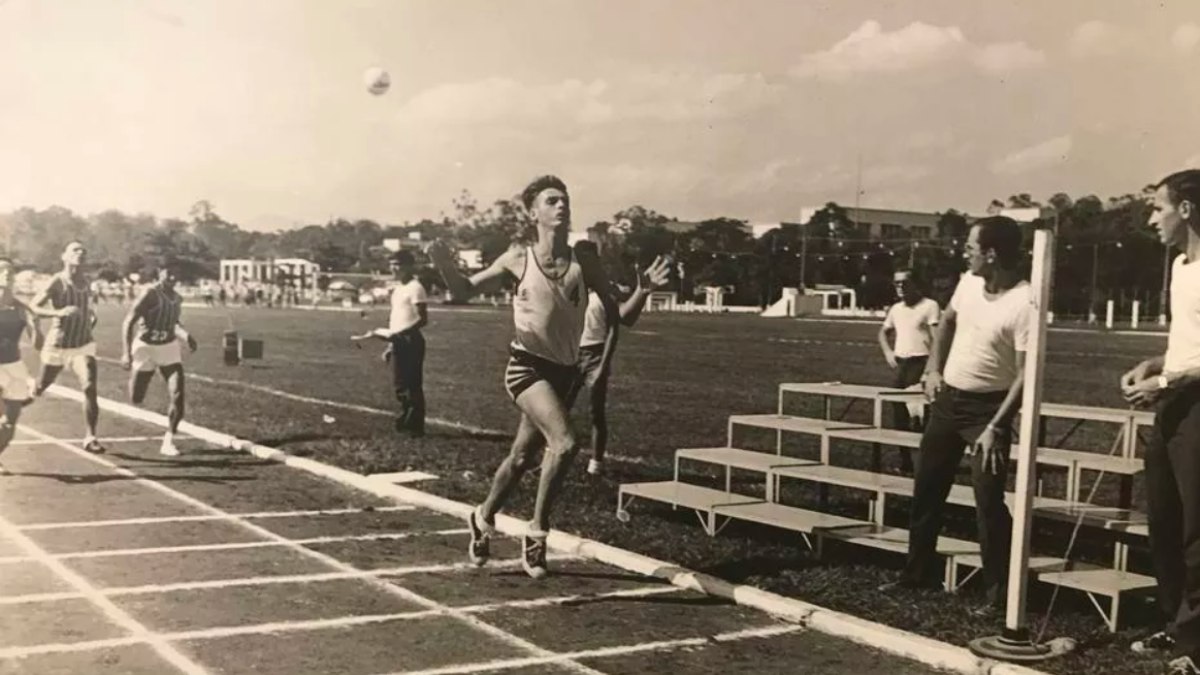 Bolsonaro durante treinamento na Academia das Agulhas Negras, em 1977 Bolsonaro durante treinamento na Academia das Agulhas Negras, em 1977