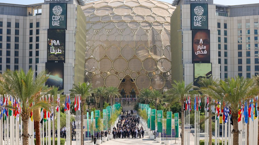 COP28 aprova acordo inédito sobre combustíveis fósseis