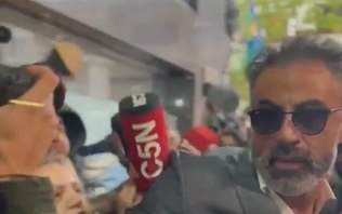 Réu pela morte de Maradona, médico é agredido e revida; assista