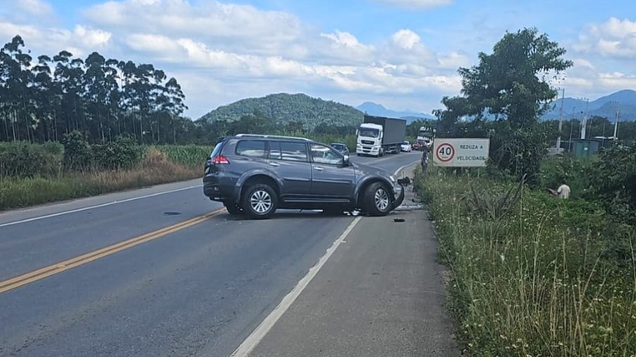 Durante a fuga, motorista bateu em um outro carro e abandonou o veículo Durante a fuga, motorista bateu em um outro carro e abandonou o veículo