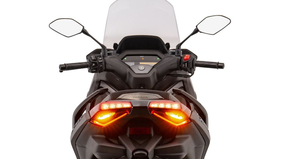 Nova XMAX 300 CONNECTED tem luz de posição, projetor e setas de LED