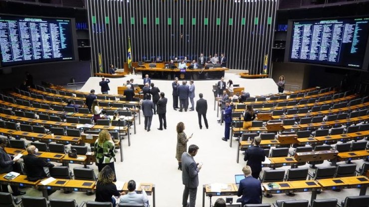 Câmara aprova reajuste salarial para servidores federais, mas adia debate sobre progressão de carreira