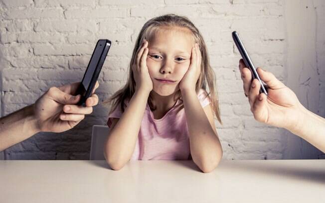Quatro em cada dez adolescentes que participaram de um estudo reclamam que os pais passam muito tempo nos smartphones