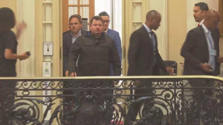 Ex-assessor de Gabriel Monteiro, Vinicius Hayden Witeze, saindo da Câmara usando colete à prova de balas, após ter dito estar sendo alvo de ameaças