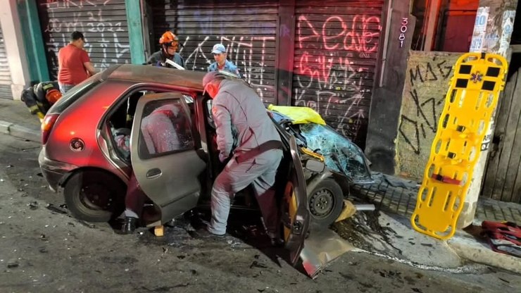 Dois%20carros%20colidem%20e%20v%C3%ADtimas%20ficam%20presas%20%C3%A0s%20ferragens