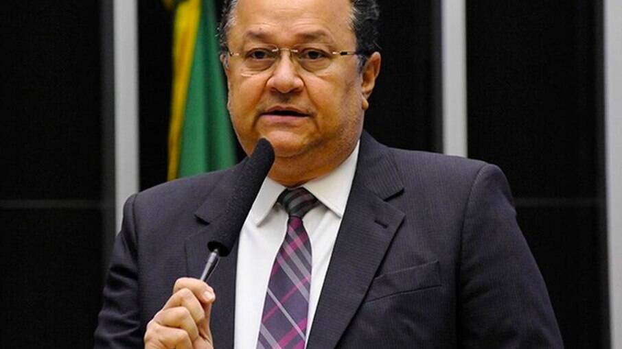 Pastor pede votos para reeleição do deputado federal Silas Câmara (foto)