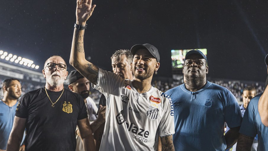 Neymar deve reestrear pelo Santos nesta quarta-feira (5)