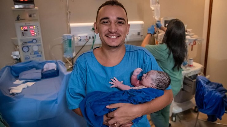 Mulher de João Gomes mostra rostinho do filho recém-nascido