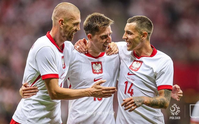 Jogadores da Polônia comemoram gol diante da Ucrânia em amistoso