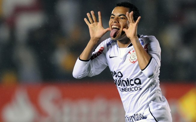 Dentinho foi revelado no Corinthians e atuou ao lado de Ronaldo 