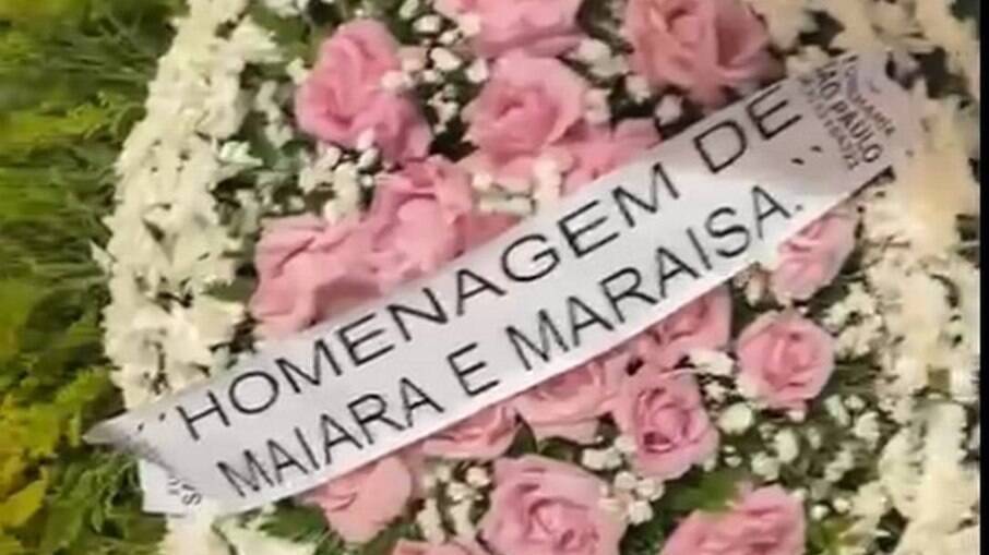 Coroa de flores enviadas por Maiara e Maraisa para o velório de Marília Mendonça 