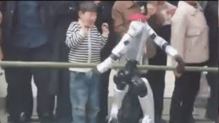 VÍDEO: robô dançarino bate em criança durante apresentação