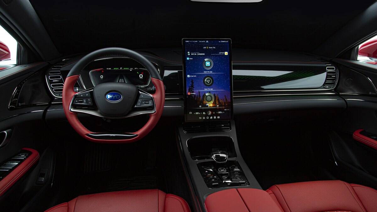 BYD HAN EV vem com uma tela grande na vertical entre os principais destaques do interior 