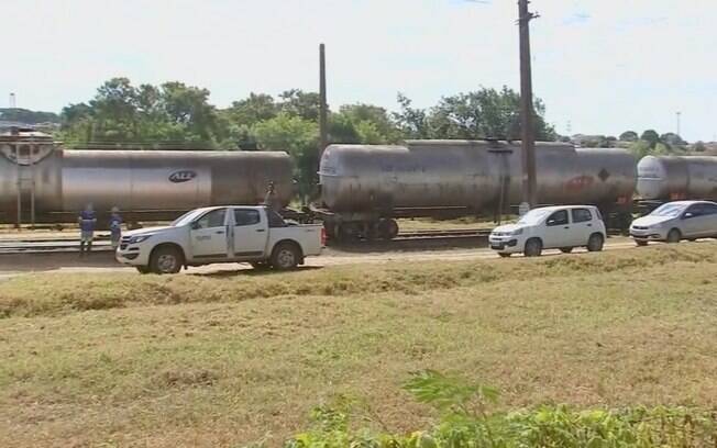 Trem com combustível descarrila e polícia investiga hipótese de sabotagem em Bauru, no interior de São Paulo