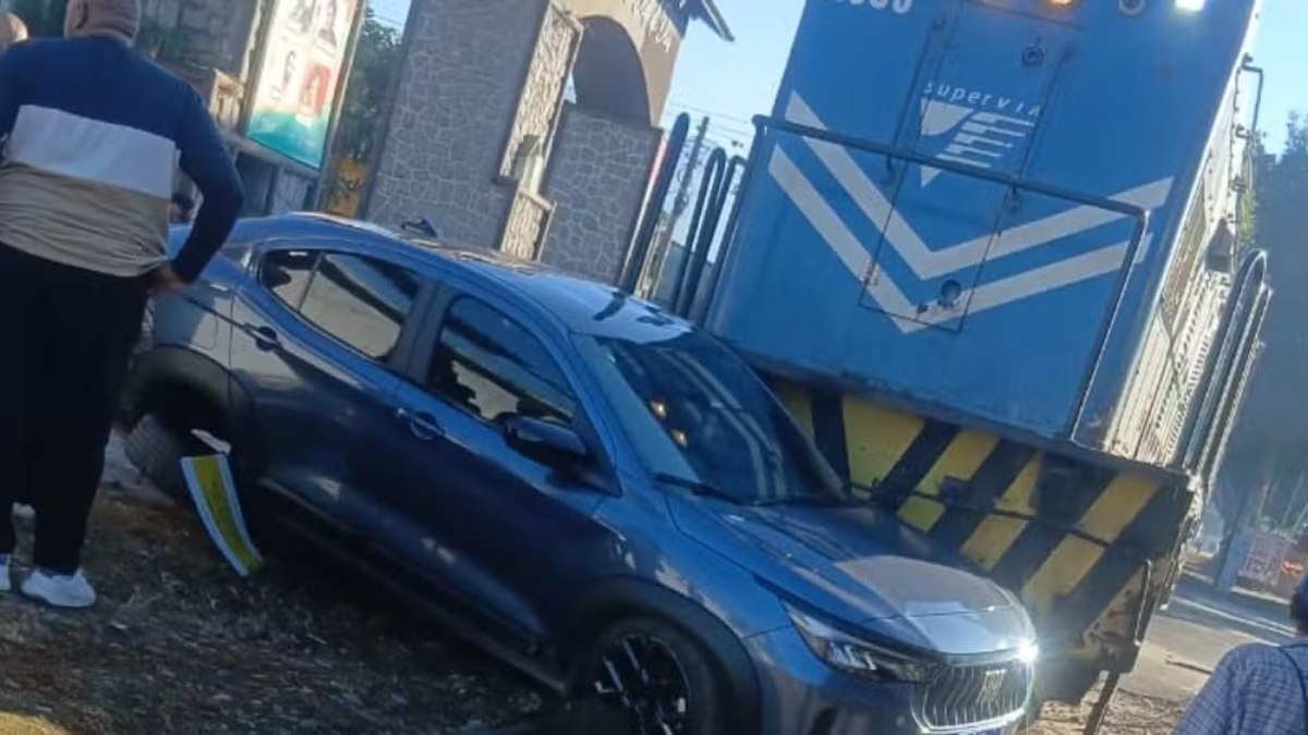 Carro invade trilhos e acaba atingido por trem no Rio