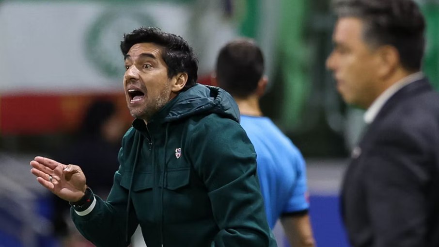 Ao lado de Marcelo Gallardo, Abel Ferreira dá orientação em vitória do Palmeiras no Allianz