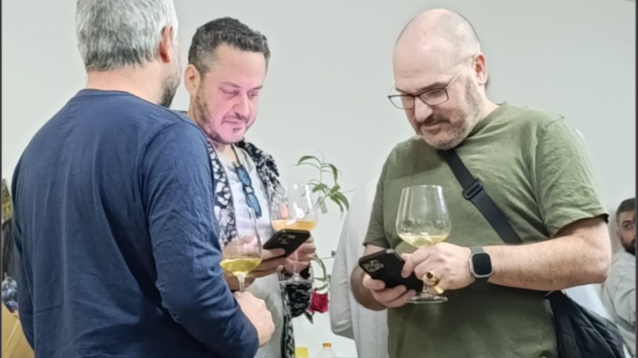 A sirene toca nos horários mais imprevistos: amigos no bunker durante happy hour em Tel Aviv