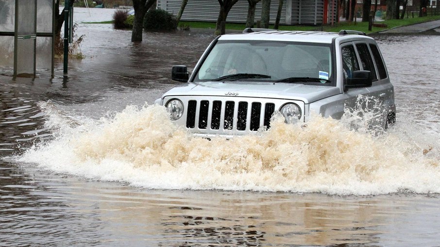 Atravessar uma enchente não é tão simples. Basta uma troca de marcha para fazer o carro parar e ficar lá boiando na água.