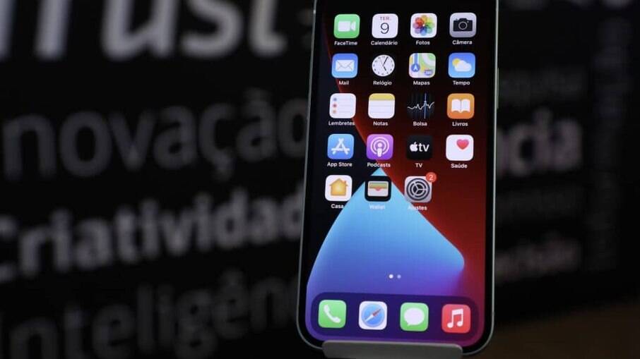 Review do iPhone 12: celular da Apple impressiona, mas sem ousar muito