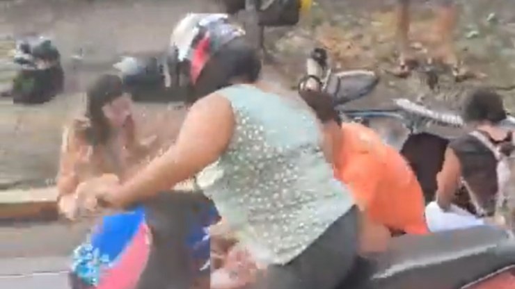 Motociclista cai ao observar acidente em avenida de MG