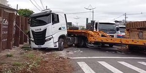 Trator cai de caminhão e mata idoso de 75 anos em Indaiatuba (SP)
