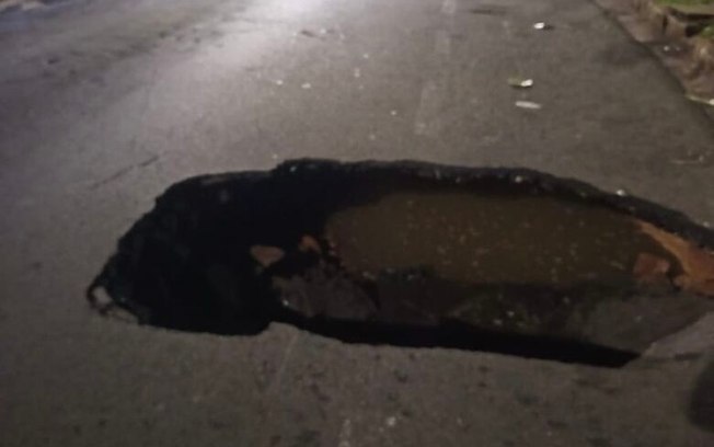 Cratera se abre na rua Dona Alexandrina Cratera se abre na rua Dona Alexandrina