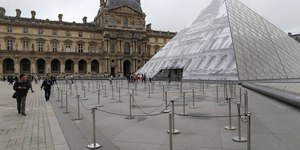 Museu do Louvre reabre após roubo de joias da coroa francesa