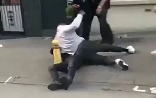 Jason Denayer, jogador do Manchester City, espancou um homem nas ruas da Bélgica