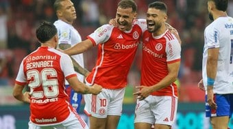 Internacional marca no fim e bate Fortaleza em jogo atrasado