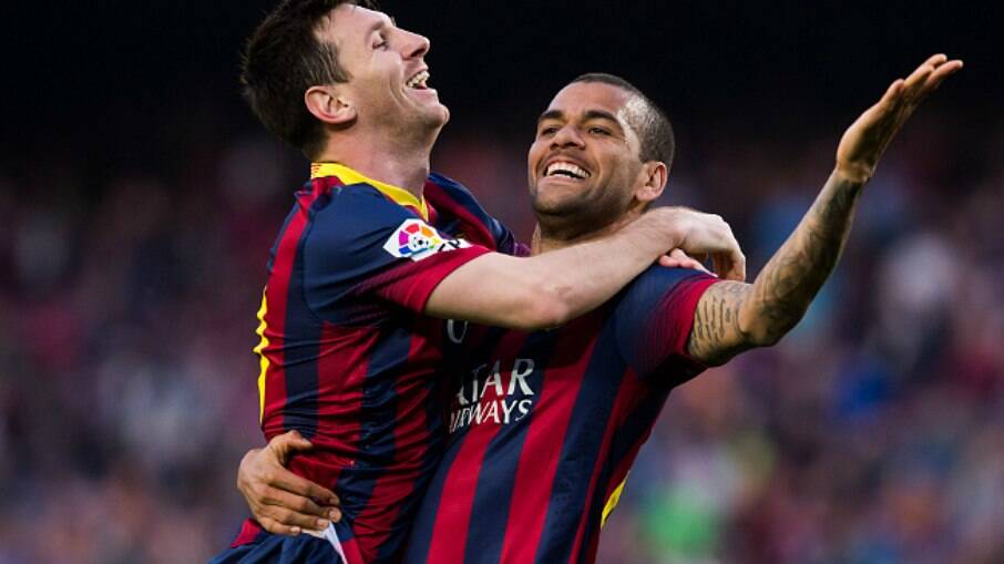 Messi e Daniel Alves comemorando gol pelo Barcelona