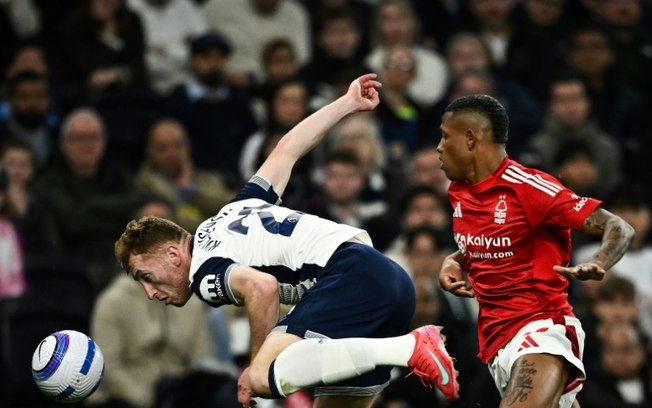 O zagueiro sueco do Tottenham, Dejan Kulusevski (à esquerda), disputa a bola com o meia brasileiro Danilo, do Nottingham Forest, durante a partida da Premier League no Tottenham Hotspur Stadium, em Londres, em 21 de abril de 2025. O zagueiro sueco do Tottenham, Dejan Kulusevski (à esquerda), disputa a bola com o meia brasileiro Danilo, do Nottingham Forest, durante a partida da Premier League no Tottenham Hotspur Stadium, em Londres, em 21 de abril de 2025.