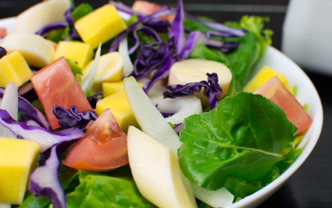 4 saladas termogênicas para ajudar a emagrecer