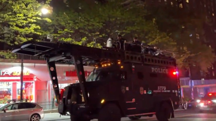 Polícia de Nova York leva estudantes detidos em protestos pró-Palestina em ônibus