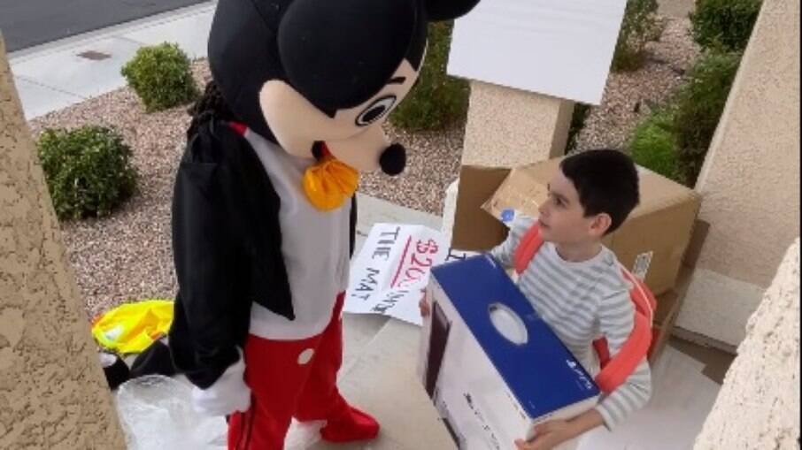 A entregadora se vestiu de Mickey para entregar o presente 