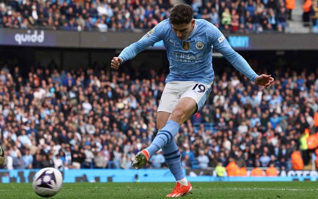 Julian Álvarez em ação com a camisa do Manchester City - Foto: Darren Staples/AFP via Getty Images