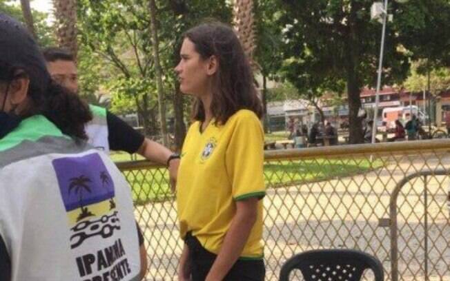 Eloisa Fontes recebeu uma camisa do Brasil para vestir quando foi resgatada pelos policiais no Cantagalo
