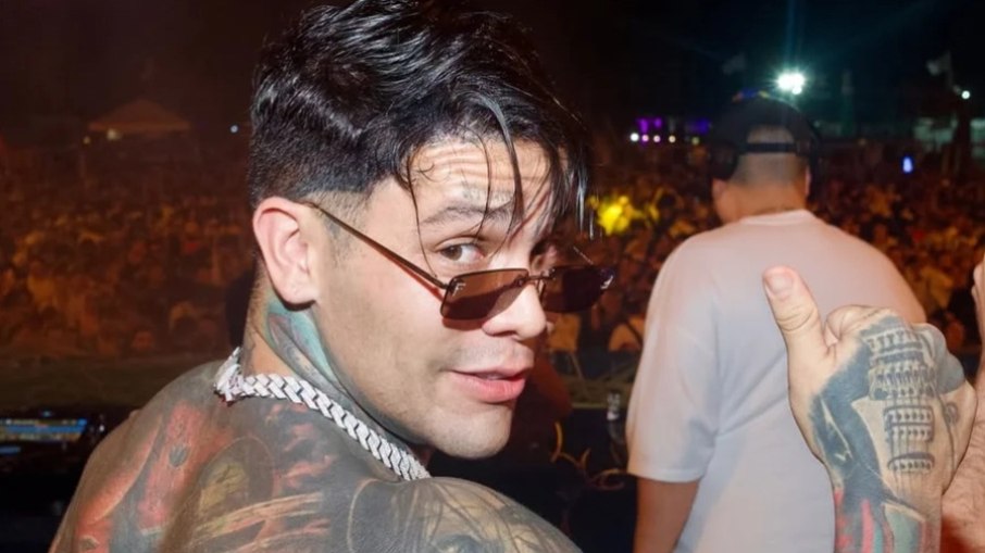 Influenciador é processado após cheiro de pum em voo Influenciador é processado após cheiro de pum em voo