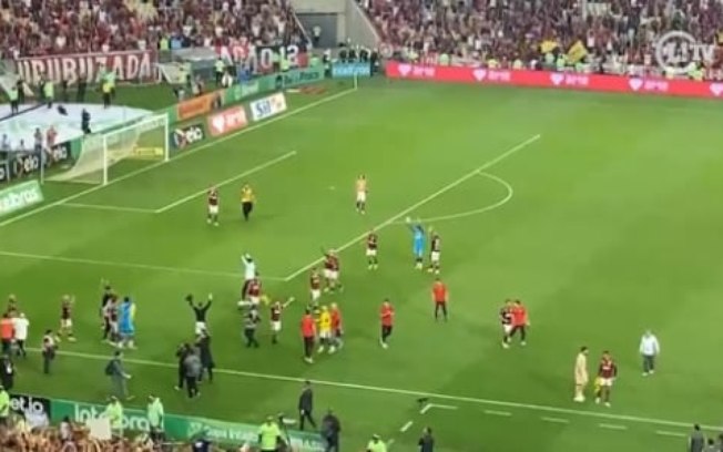 VÍDEO: Bruno Henrique celebra classificação na Copa do Brasil com torcida do Flamengo