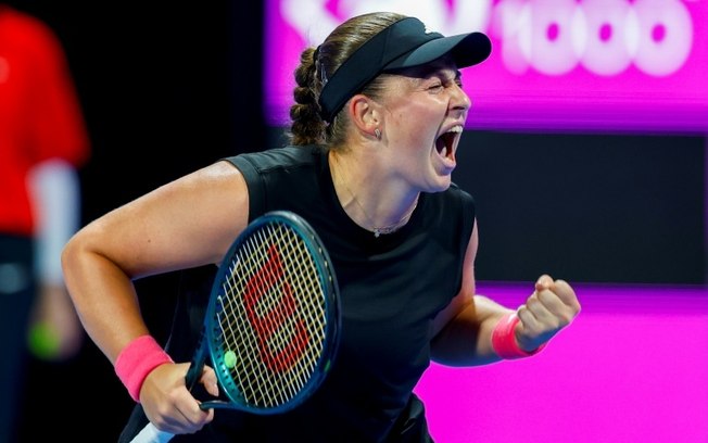 Jelena Ostapenko comemora na vitória sobre Iga Swiatek na semifinal do WTA 1000 de Doha, em 15 de fevereiro de 2025 Jelena Ostapenko comemora na vitória sobre Iga Swiatek na semifinal do WTA 1000 de Doha, em 15 de fevereiro de 2025