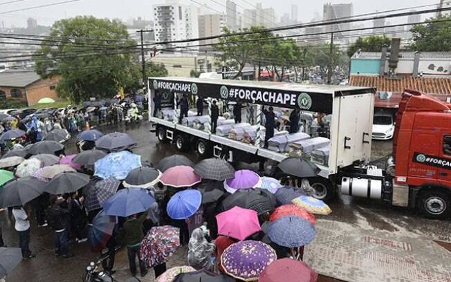 Multidão recepciona os caminhões na chegada ao estádio. Foto: Caracol / Divulgação