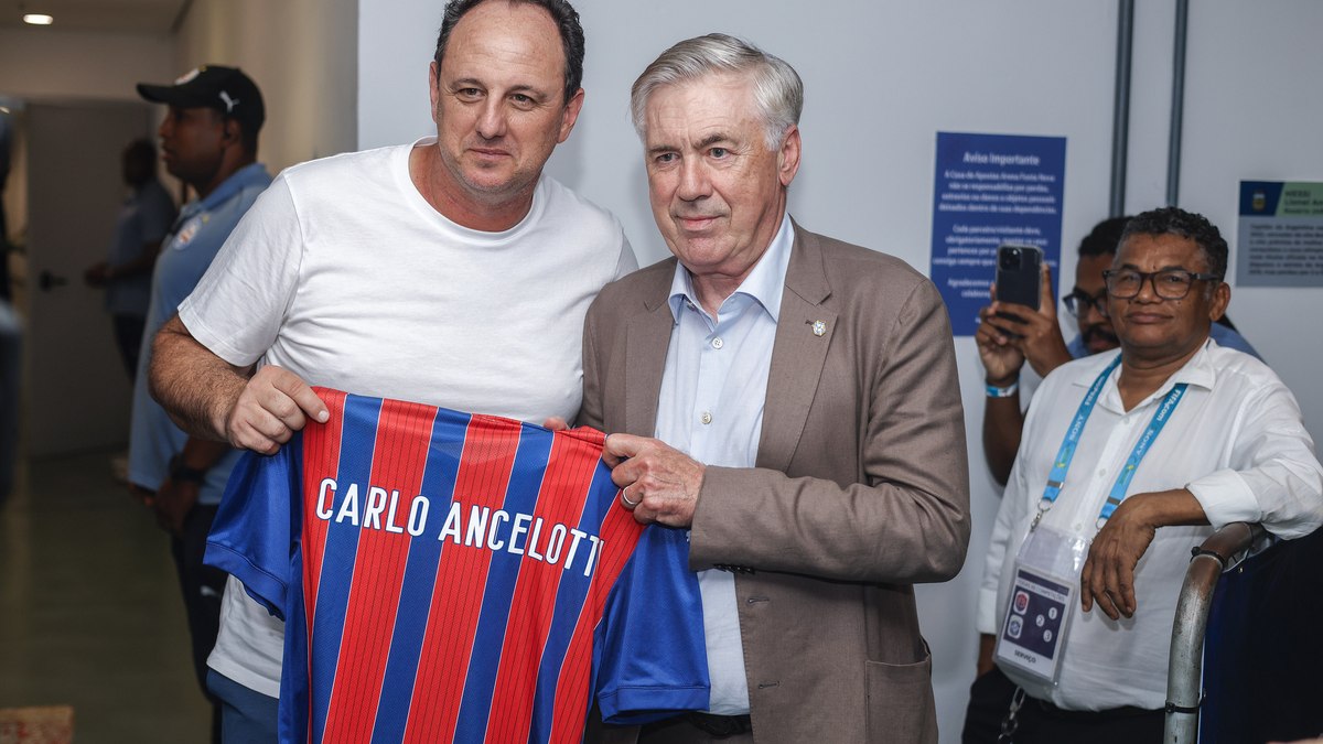 Carlo Ancelotti recebe uma camisa do Bahia de Rogério Ceni